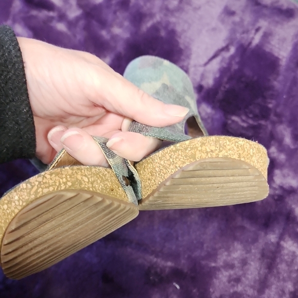 Boutique by Corkys Women's Camouflage Strap wedges sz 8 - Picture 4 of 6